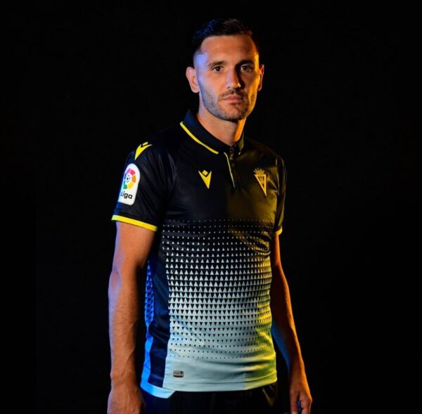 equipaciones-macron-2022-2023-cadiz-visita-wq-600x589.jpg