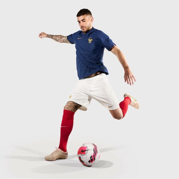 Camisas-da-Selecao-da-Franca-2022-2023-sao-lancadas-pela-Nike-para-a-Copa-do-Catar-6-585x585.jpg